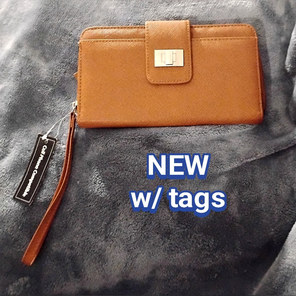 🦩Wallet NWT lots of Places For Cards Etc Compartments Organize